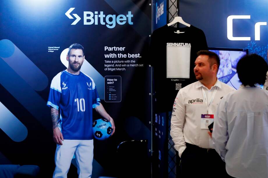 Una publicidad de Bitget muestra a su embajador de marca, el astro argentino del fútbol Lionel Messi, durante la conferencia Crypto Expo Europe en Bucharest (Rumania), uno de los mayores eventos en el mundo de la industria crypto y blockchain. EFE/EPA/Robert Ghement