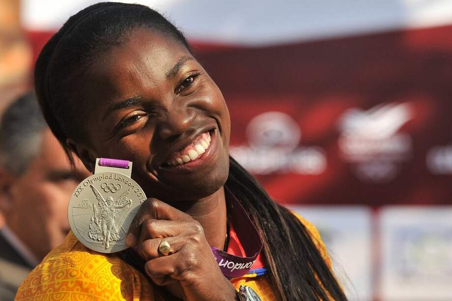 Catherine Ibargüen con la medalla de plata que ganó en Londres. / David Campuzano - El Espectador