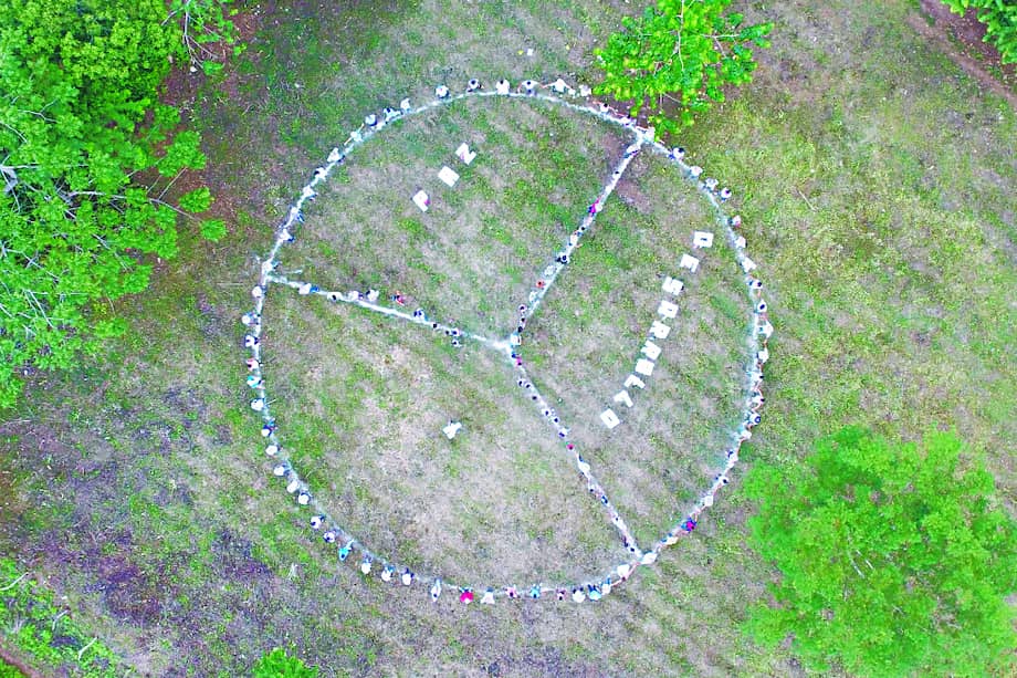 La comunidad de San Antonio de Palmitos se tomó de las manos para pedir desarrollo y paz. / / Fundación Red Montes de María