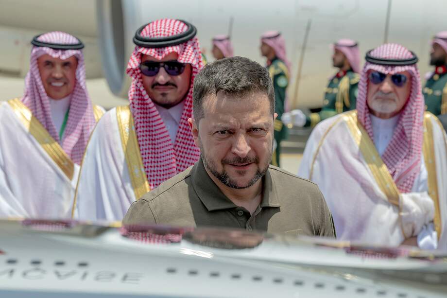 Una foto proporcionada por la Agencia de Prensa Saudita (SPA) muestra al presidente ucraniano Volodímir Zelenski llegando para asistir a la 32ª cumbre de la Liga Árabe, en Yeda, Arabia Saudita.