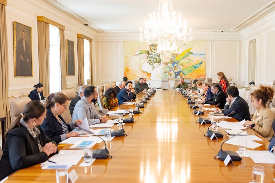 Presidente Gustavo Petro con sus ministros y la cúpula militar.