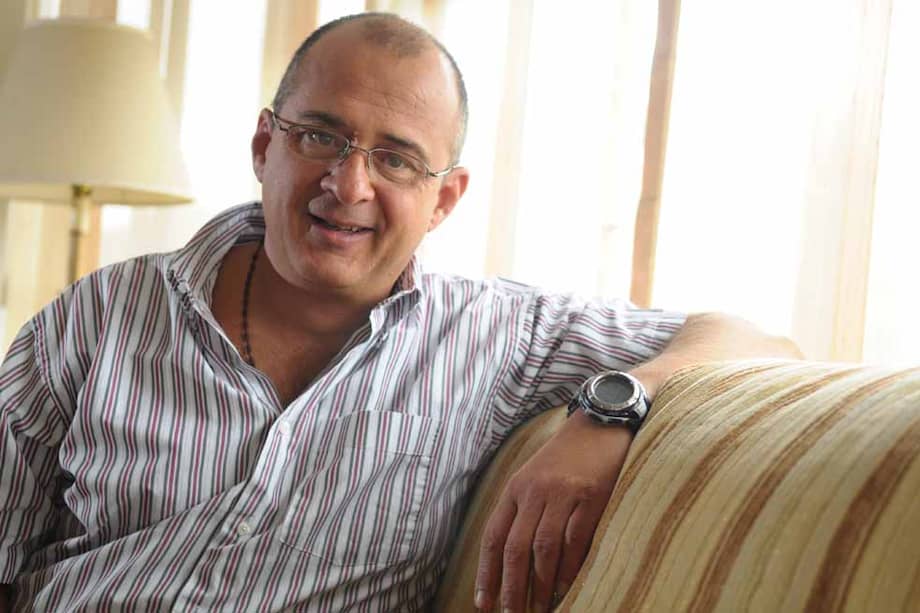 Jota Mario Valencia afirma que su vocación por los medios comenzó a raíz de una operación en los ojos que lo dejó meses en compañía de la radio. / Archivo