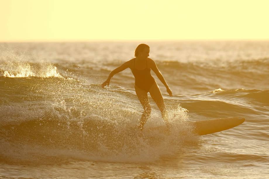 AME7701. SANTA TERESA (COSTA RICA), 25/02/2023.- Turistas practican surf en las aguas de la playa de Santa Teresa, el 22 de febrero de 2023, en la provincia de Puntarenas (Costa Rica). EFE/ Jeffrey Arguedas