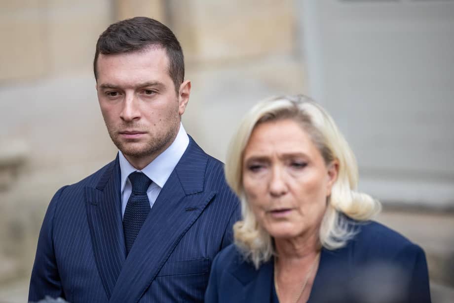 Los líderes franceses del partido de extrema derecha "Rassemblement National", Jordan Bardella (izq.) y Marine Le Pen (der.), hablan con los medios en el Hotel Matignon después de una reunión con el primer ministro francés como parte de las conversaciones con diferentes partidos políticos antes de un voto de confianza, en París, Francia, el 2 de septiembre de 2025. El primer ministro francés enfrentará un voto de confianza en el parlamento el 8 de septiembre. EFE/EPA/CHRISTOPHE PETIT TESSON