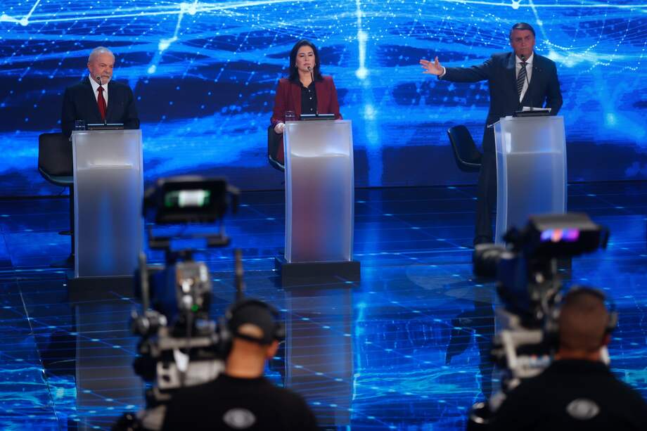 El presidente brasileño Jair Bolsonaro (d) y su principal rival, el exmandatario Luiz Inácio Lula da Silva (i) y la candidata Simone Tebet participaron del primer debate en Brasil.