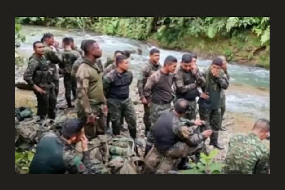 Esta es una de las imágenes que se conoce de la retención de 18 soldados en Chocó. El Gobierno habló de "secuestro". Realizaban operaciones contra el ELN.