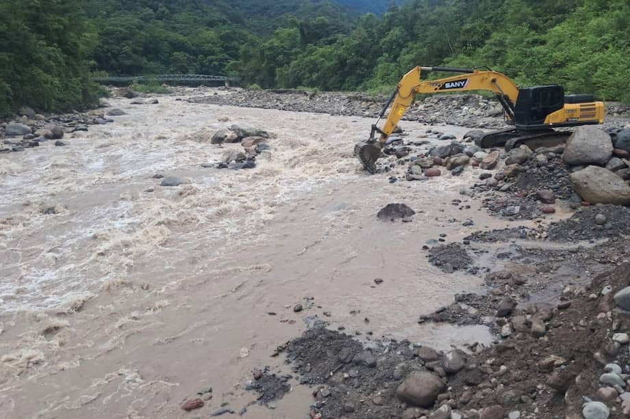 Maquinaria amarilla trabaja en varios corredores rurales afectados por derrumbes y crecientes súbitas en el departamento.