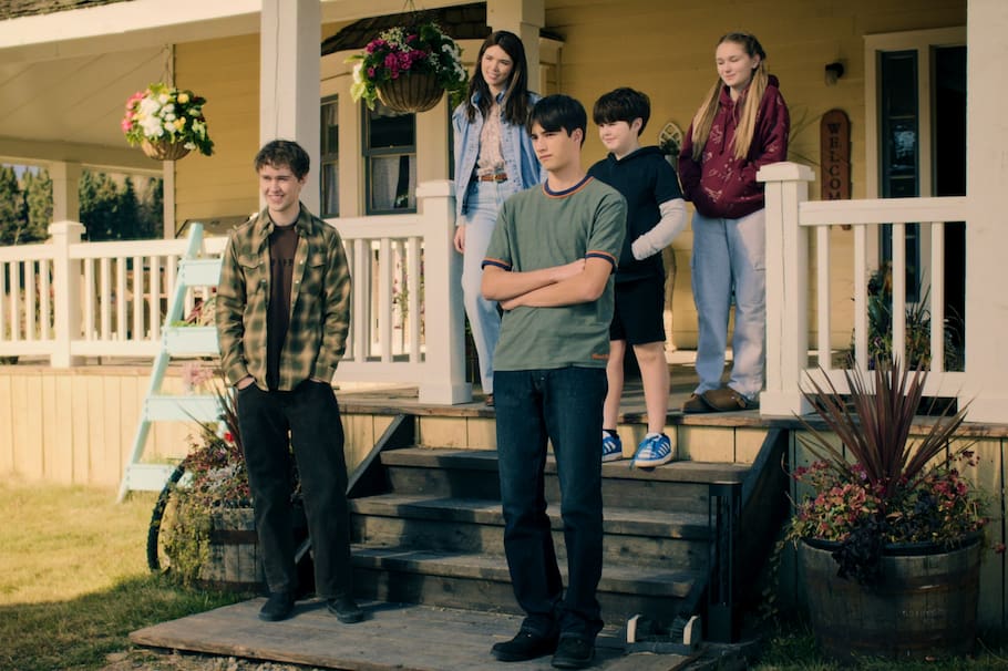 My Life with the Walter Boys. (L to R) Connor Stanhope as Danny Walter, Alisha Newton as Erin, Dean Petriw as Jordan Walter, Lennix James as Benny Walter, Alix West Lefler as Parker Walter in episode 305 of My Life with the Walter Boys. Cr. Courtesy of Netflix © 2026