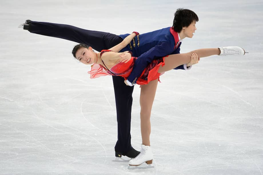 Los veteranos patinadores chinos Pang Qing y Tong Jian, de 34 años, son novios y pronto se casarán. / AFP