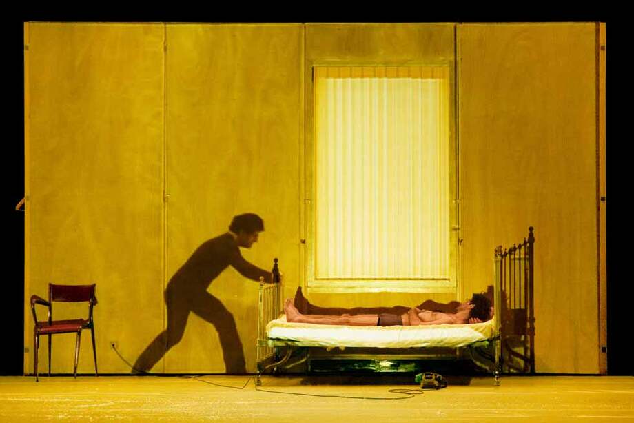 En la obra hay video, proyecciones y una tendencia final al ‘performance’: el cuerpo empieza a hablar cuando ya no hay palabras. / Cortesía Festival Iberoamericano de Teatro