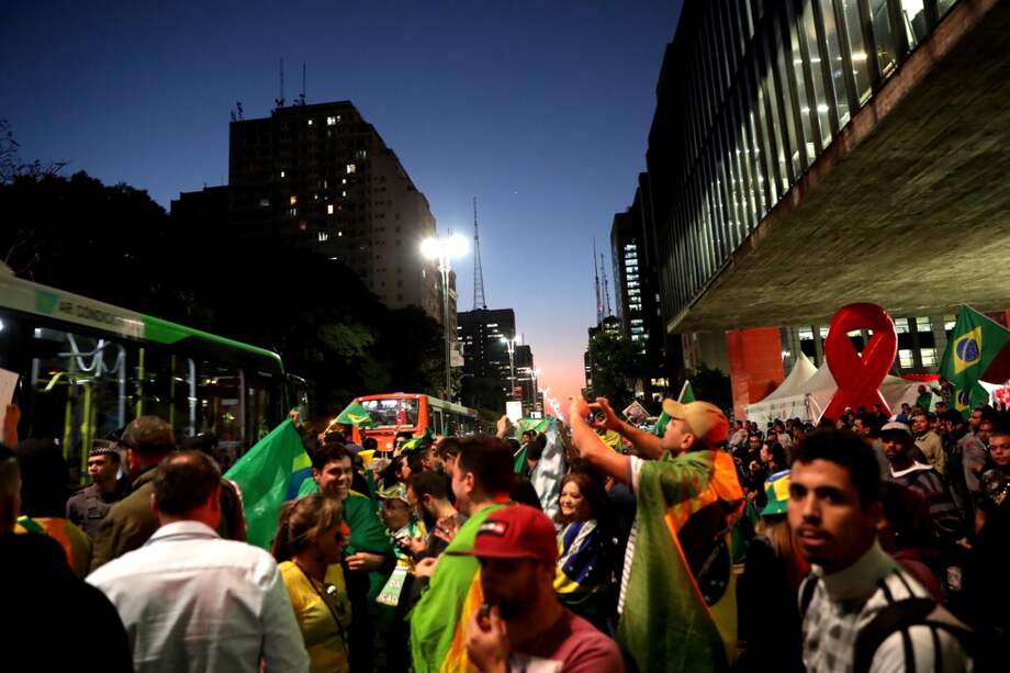 Cientos de personas protestan en favor de los camioneros y de la intervención militar en el gobierno. / EFE