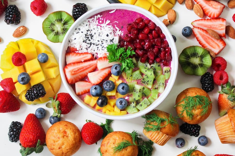 Si necesitas un poco más de vitamina C en tu organismo, acá te dejamos algunas frutas que podrían ayudar más que la naranja. ¿Lo sabías?