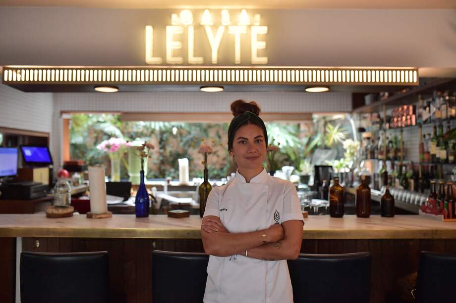 Ella es la chef colombiana propietaria de Casa Lėlytė, un hotel boutique y restaurante especializado en cocina vegetal.