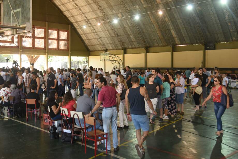 El Tribunal Electoral paraguayo calculó que, a las mesas de votación, asistió alrededor del 65% habilitadas para votar. / AFP