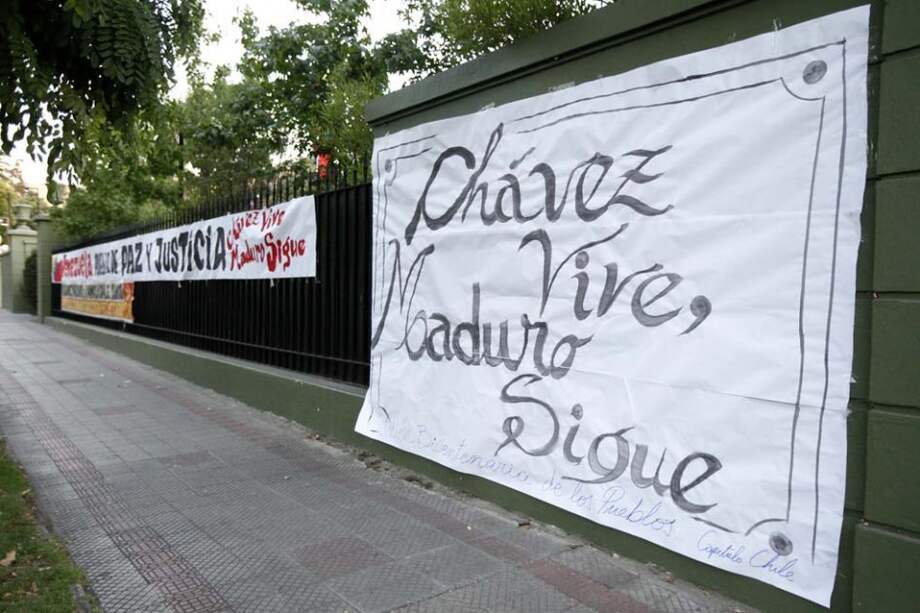Afiches en Caracas en apoyo al presidente Nicolás Maduro, quien aseguró que desmanteló un golpe en su contra. / EFE