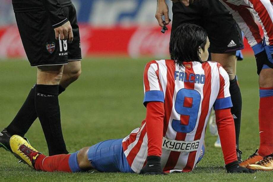 El delantero colombiano del Atlético de Madrid Radamel Falcao, en el suelo, tras lesionarse durante el partido frente al Levante de la vigésima jornada de la liga disputado en el estadio Vicente Calderón / EFE