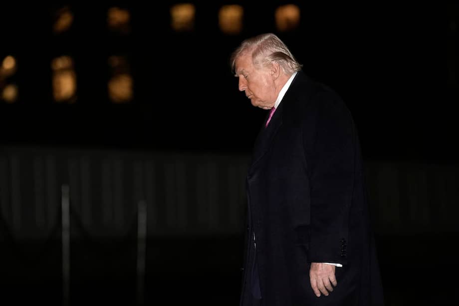 El presidente de Estados Unidos, Donald Trump, camina por el jardín sur de la Casa Blanca a su regreso a Washington D. C., EE. UU., el 29 de marzo de 2026.