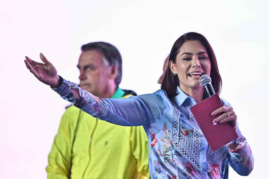 La exprimera dama de Brasil, Michelle Bolsonaro, hablando junto al expresidente Jair Bolsonaro, durante un encuentro nacional de mujeres representantes del Partido Liberal en Brasilia (Brasil).