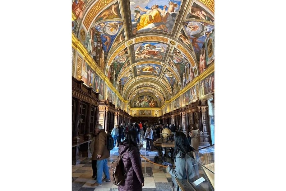 Imagen de referencia: la Biblioteca del Monasterio de El Escorial cuenta con una bóveda rica en frescos alegóricos sobre las artes liberales. Su decoración parte de un programa simbólico humanista, concebido para destacar el papel del saber en la cultura española del siglo XVI.