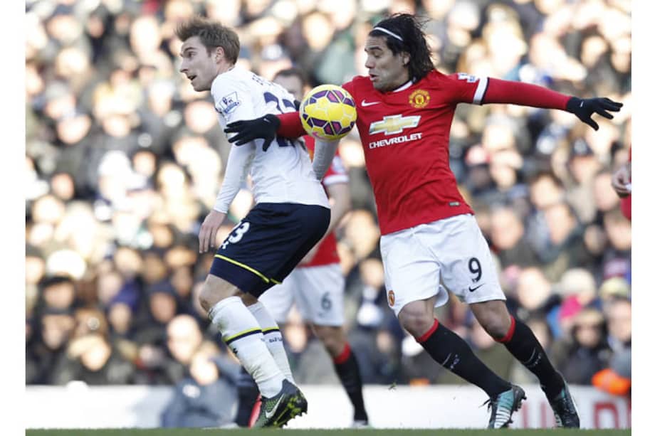 Falcao lucha el balón con Ben Davies (Tottenham). Foto: AFP