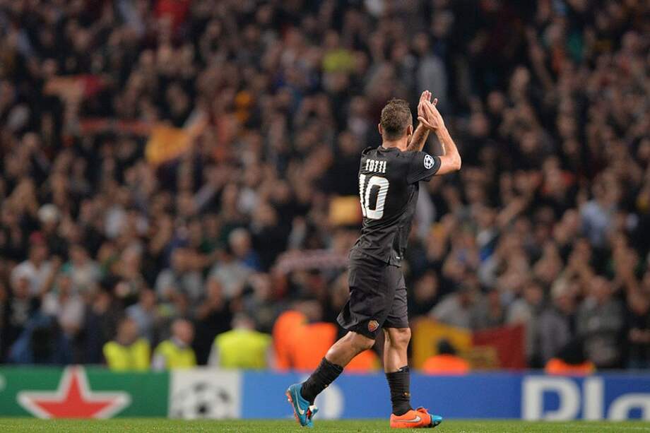 Francesco Totti rompió el récord que mantenía el galés Ryan Giggs como el futbolista más veterano que marca en la Liga de Campeones. //AFP