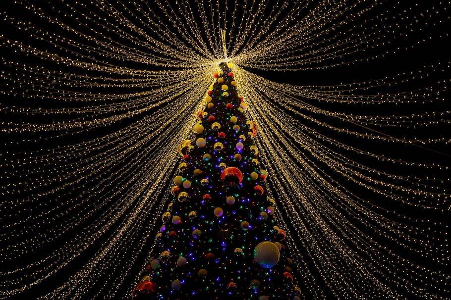 Hacer un árbol de Navidad puede resultar un poco complicado, sin embargo, hay maneras muy creativas y económicas de hacerlo. EFE/Miguel Gutiérrez