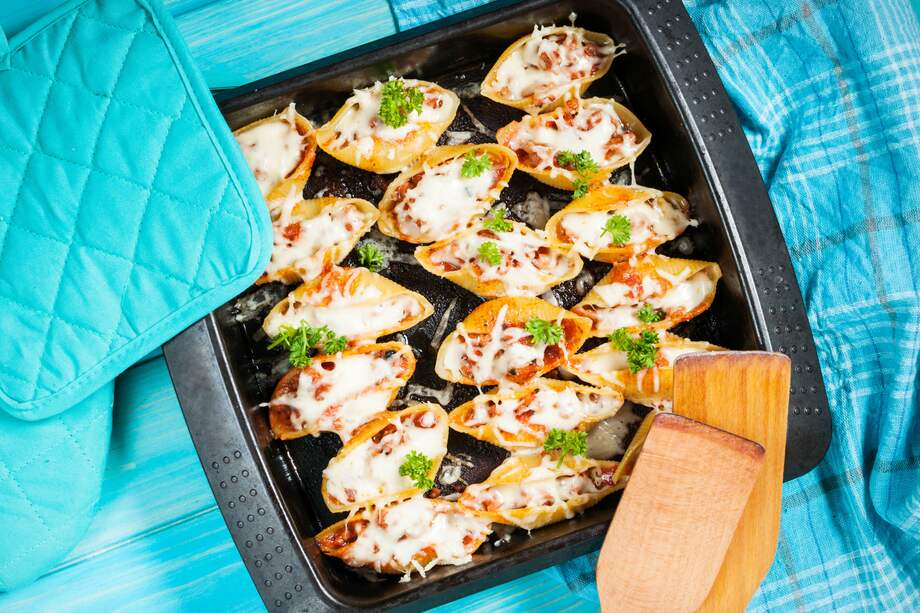 Receta de Conchas rellenas de camarón, espinaca y tomate seco con salsa de vino blanco y mostaza / Foto: iStock