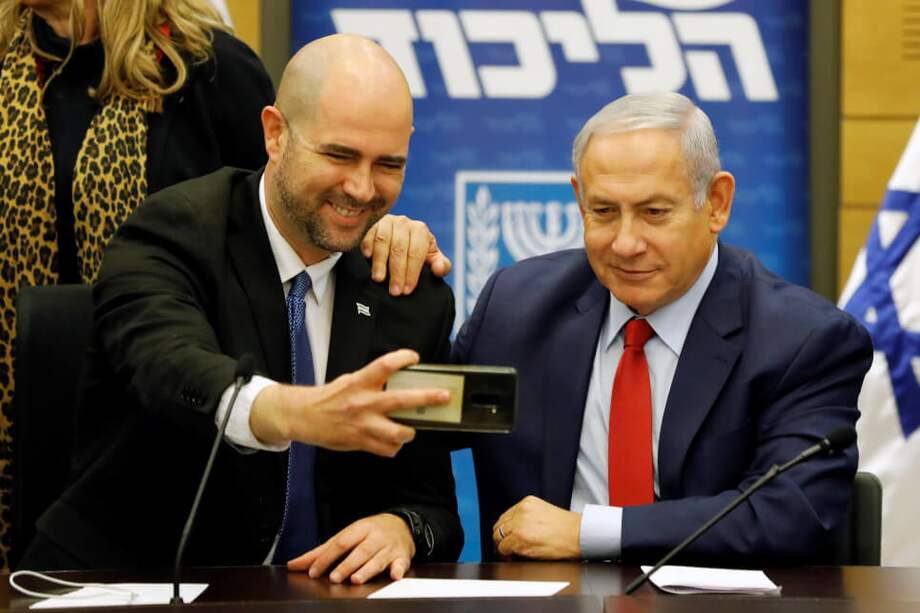 Amir Ohana (i), mientras se hace una foto con el primer ministro israelí, Benjamin Netanyahu. / EFE