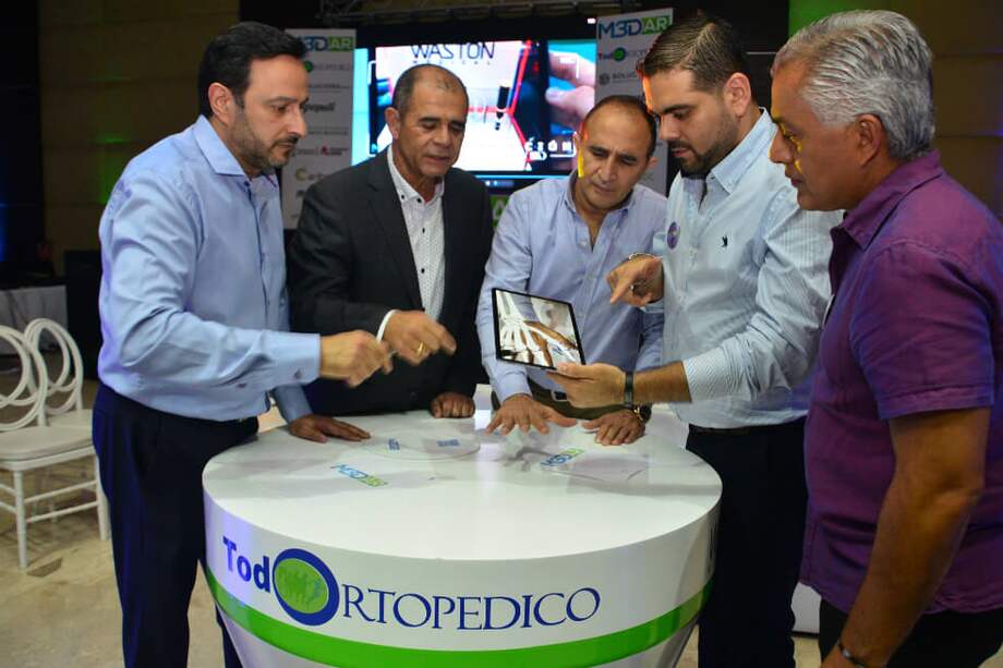 De izquierda a derecha: Nabil Abisambra, Juan González, Flavio Calvano, Hernando Pombo y Alfredo Borrero, durante el lanzamiento de la aplicación M3DAR. / Cortesía