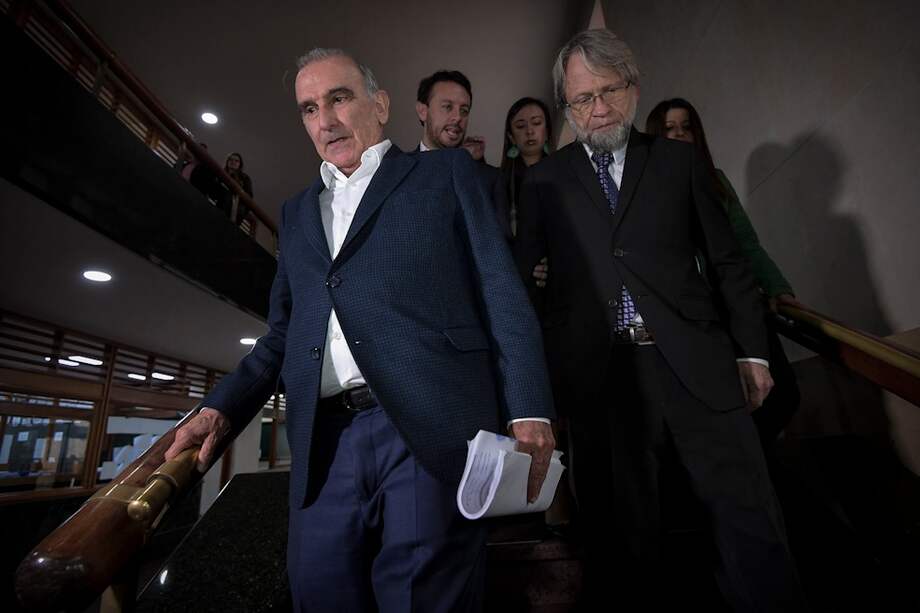 El senador Antanas Mockus y el jefe negociador del gobierno con la guerrilla de las Farc en La Habana, Humberto de la Calle. / Mauricio Alvarado - El Espectador