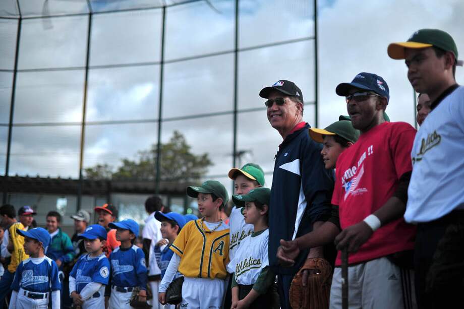 Elías Sosa, exlanzador relevista de Grandes Ligas (en el centro de azul), junto con los niños bogotanos y algunos entrenadores. /Andrés Torres