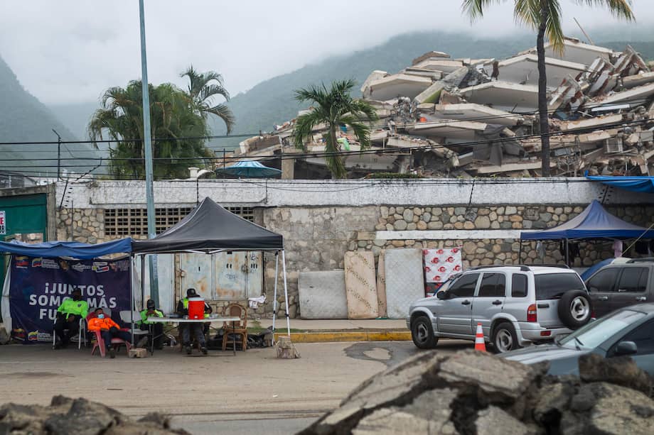 Fotografía que muestra un edificio afectado por los terremotos del 24 de junio en La Guaira (Venezuela).