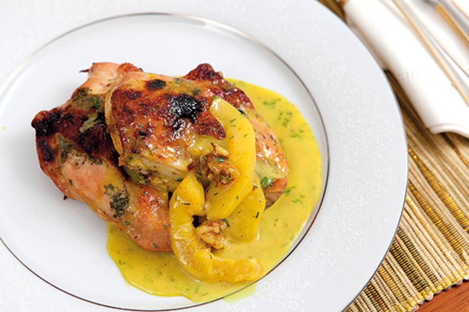 Recetas navideñas: pechuga de pollo con salsa de curry y duraznos cocidos en almíbar