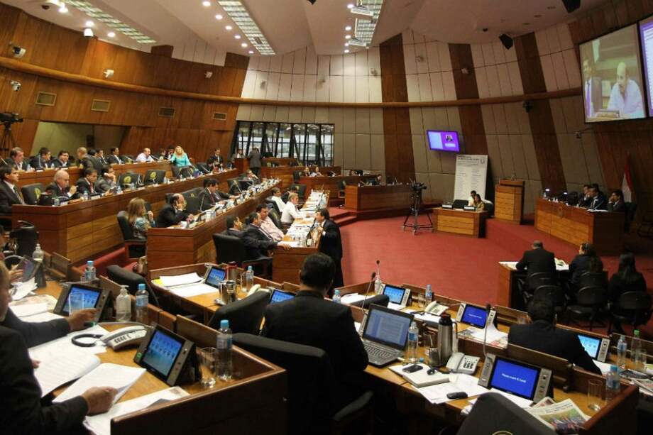 Vista de la Cámara de Diputados de Paraguay durante una sesión en la que se aprobó postergar la votación de la llamada ley Pyrawebs para el jueves 12 de marzo. / EFE