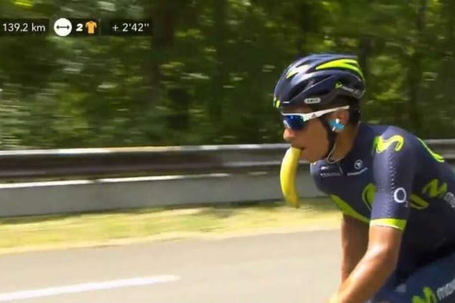 Nairo Quintana, ciclista colombiano, comiendo banano durante el Tour de Francia de 2017. / Twitter @LeTour