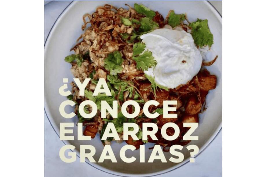 Pollo molido salteado al wok, con hierbas frescas. Servido sobre arroz crujiente con maduritos fritos y huevo pochado. / Osaki