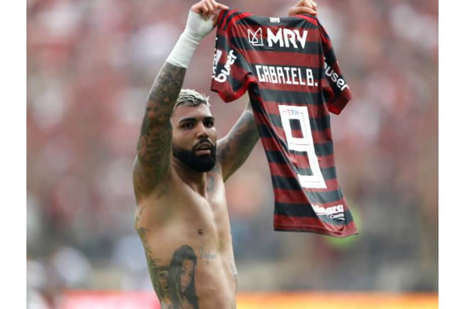 Gabriel Barbosa, conocido como 'Gabigol', celebra el segundo gol en la final de la Copa Libertadores exhibiendo su dorsal a la hinchada de River Plate. / EFE