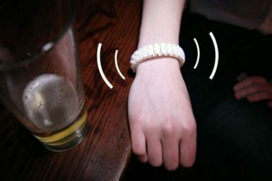 Pulsera inteligente "Vive", alerta cuando una persona se ha pasado de tragos.