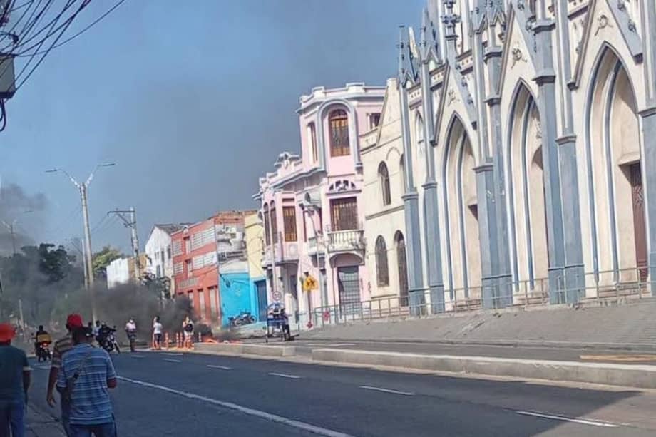 Los manifestantes señalan que llevan varios días sin el servicio.