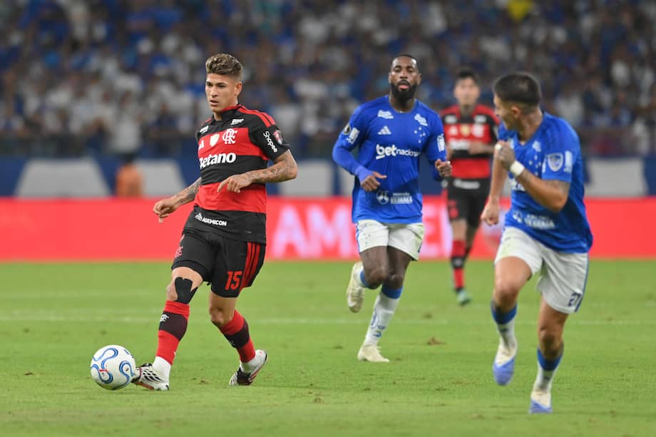 Jorge Carrascal controla el balón este miércoles 12 de agosto de 2026, en el partido de ida por los octavos de final de la Copa Libertadores entre Cruzeiro y Flamengo en el estadio Mineirão de Belo Horizonte, Brasil.