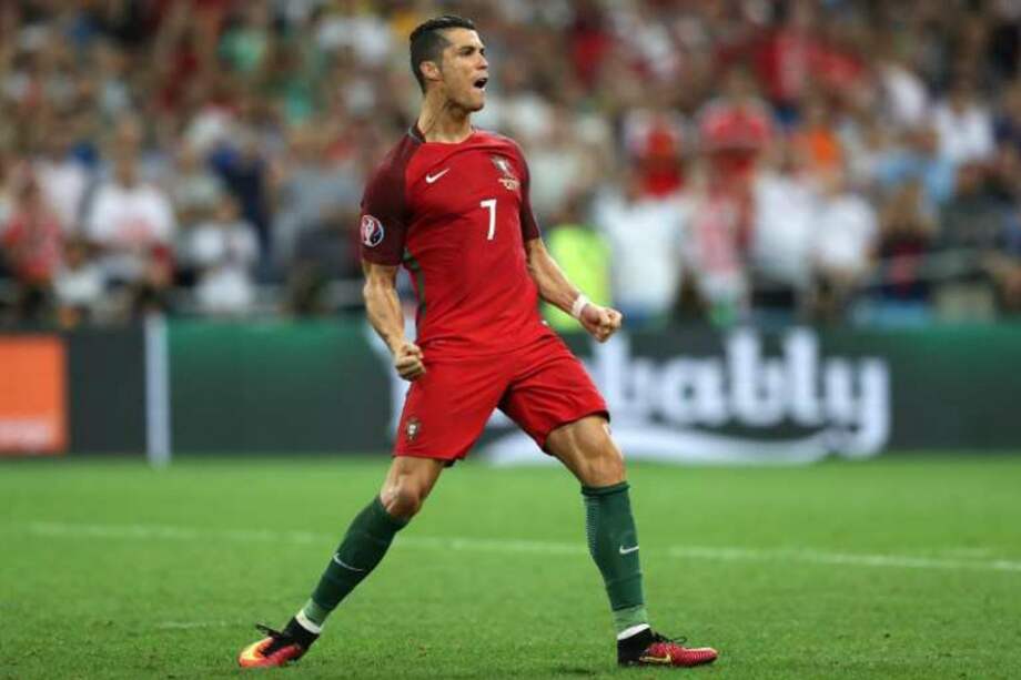 Cristiano Ronaldo celebra tras anotar el primer penal de la serie que le dio la clasificación a Portugal a semifinales. / AFP