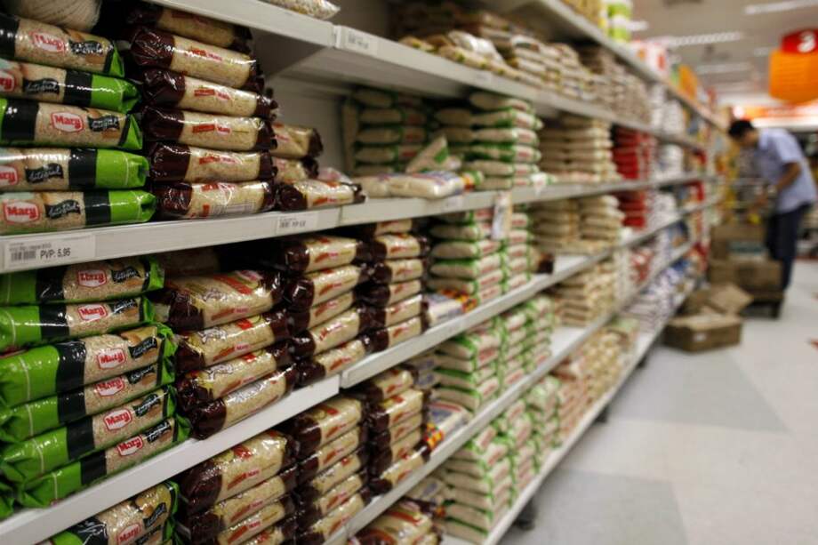 Venezolanos buscan alimentos mientras Gobierno y empresas se pelean