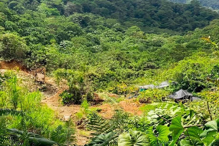La CVC realizó recorridos técnicos en áreas rurales donde se evidenciaron intervenciones en el terreno y uso de maquinaria para extracción de material.