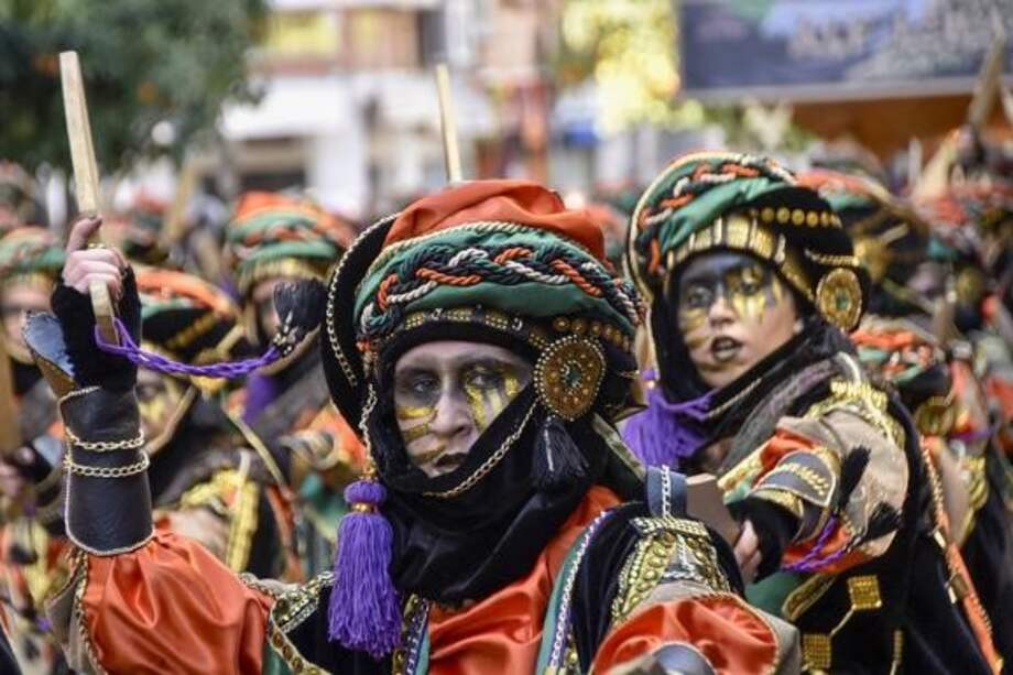 Hay que destacar el concurso de Agrupaciones del Carnaval donde las famosas chirigotas despliegan su arte en el Teatro Falla.