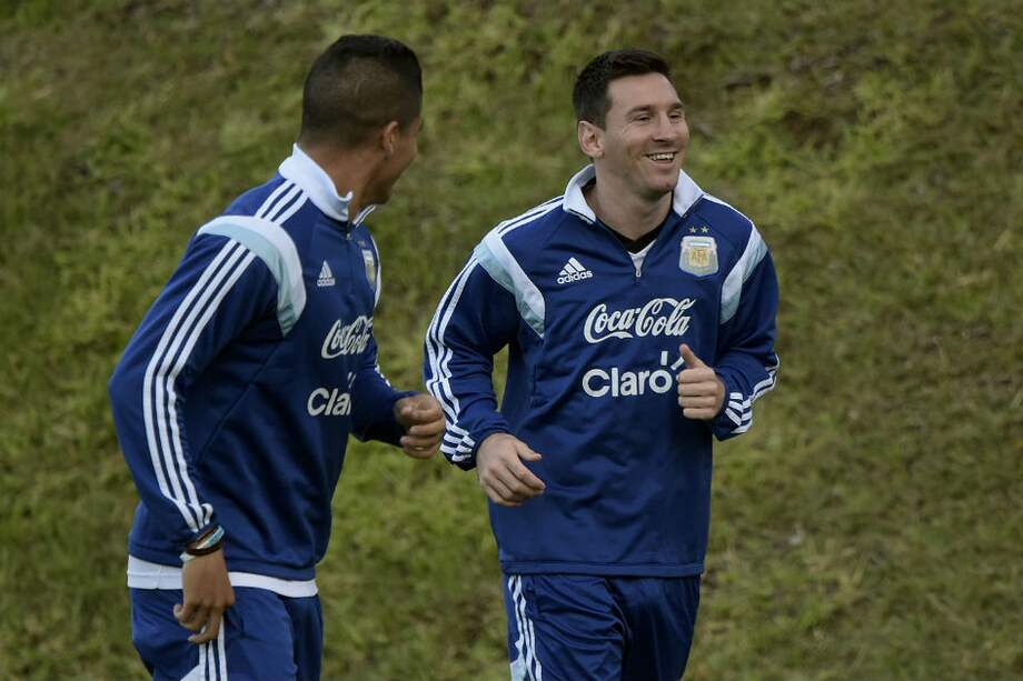 Con Messi inspirado, Argentina llega a los octavos de final