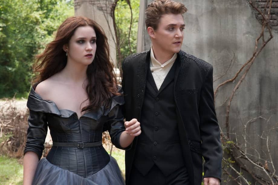 Alice Englert (i), en el papel de Lena Duchannes, y el actor Kyle Gallner en el papel de Larkin Ravenwood, durante una escena de la película "Hermosas Criaturas".