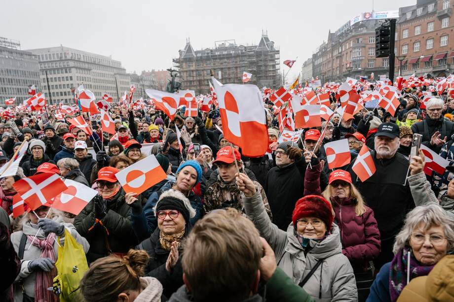 Numerosas personas participaron en una manifestación bajo los lemas "Manos fuera de Groenlandia" y "Groenlandia para los groenlandeses", en Copenhague (Dinamarca).