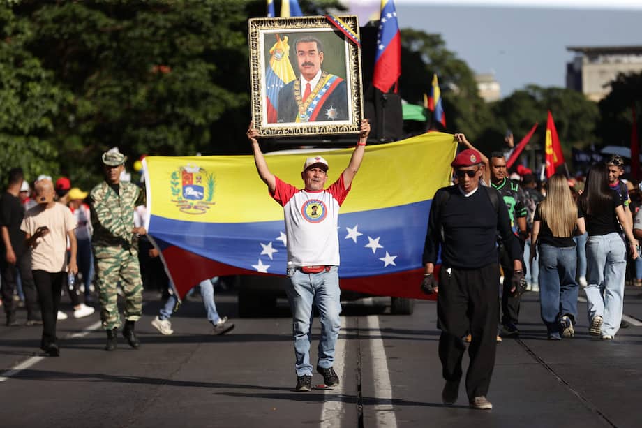 Un hombre sostiene una imagen del presidente de Venezuela, Nicolás Maduro, durante una manifestación en Caracas (Venezuela).