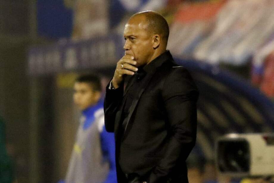 Luis 'Chonto' Herrera como asistente técnico de Leonel Álvarez en Cerro Porteño de Paraguay. / EFE