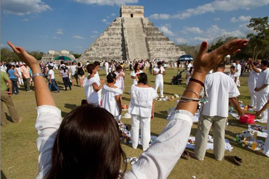 Indígenas mayas realizan una ceremonia el miércoles 21 de diciembre de 2011, en la zona arqueológica de Ruinas del Rey/ EFE